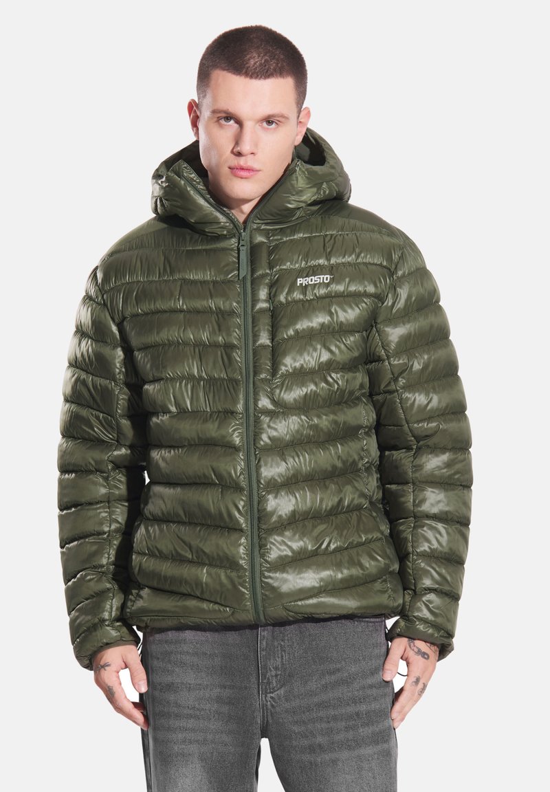 Olive zielona kurtka puchowa z zamkiem błyskawicznym z przodu, kapturem i pikowanym wzorem. Charakteryzuje się błyszczącym wykończeniem oraz logo "PROSTO" na piersi.