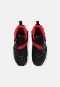 Nike Performance TEAM HUSTLE D 11 - Chaussures de basket - black/university red/white