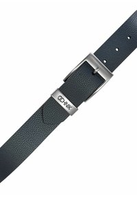 Granatowy skórzany pasek o teksturowanym wykończeniu, z metalową srebrną klamrą i wygrawerowanym logo, zaprojektowany z pięcioma otworami do regulacji.