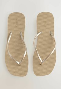 Beezid flip-flopid, mille tekstureeritud tallaga ja metallhõbedaste rihmadega. Lihtne disain, madala ja laia jalatoega mugavuseks.