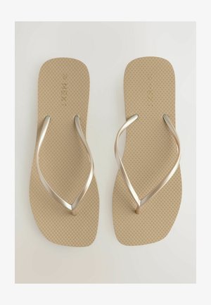 Tongs beige avec une semelle texturée et des brides en métal argenté. Design simple, comprenant une semelle plate et large pour un maximum de confort.