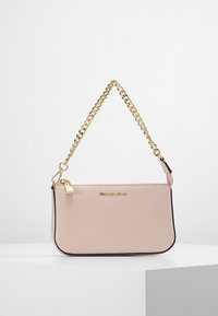 Borsa a tracolla in pelle rosa con una cinghia a catena dorata e dettagli neri. Presenta un logo sul davanti, un piccolo particolare con cerniera e una superficie testurizzata.