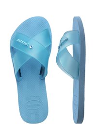 Sandales Havaianas bleu clair avec semelles texturées et larges brides croisées, vues de dessus et de côté.