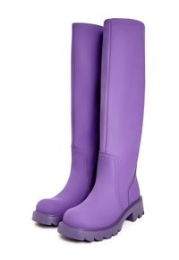 Lämmin violetit polvenpituisiin saappaat, jotka on valmistettu sileästä materiaalista. Saappaissa on sivuvetoketju, paksu korko ja teksturoitu kumipohja, jossa on syvät urat.