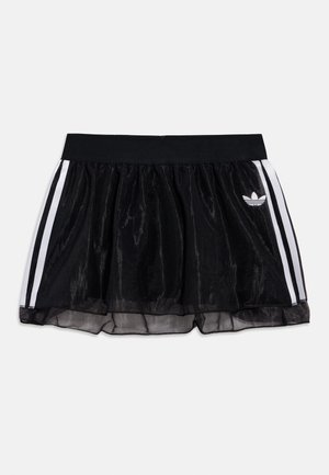 Falda de malla negra con diseño fruncido, una cinturilla ancha negra y rayas blancas laterales con un logo de Adidas en el lado izquierdo.