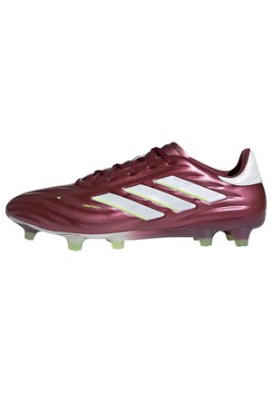 Kastanienbraune Fußballschuhe mit glänzender Oberfläche, ausgestattet mit drei weißen Streifen, einem strukturierten Obermaterial und durchsichtigen, hellgrünen Stollen.
