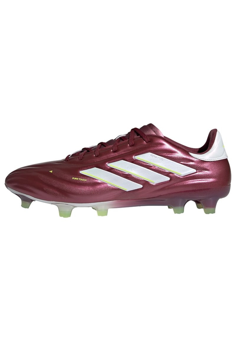 Scarpino da calcio color marrone bordeaux con finitura lucida, caratterizzato da tre strisce bianche, una tomaia texturizzata e tacchetti trasparenti di un verde chiaro.