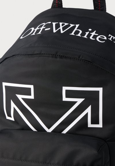 Sac à dos noir avec le texte logo Off-White blanc en haut et un grand graphisme d'arrows croisées blanches en dessous, sur la poche avant.