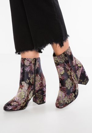 Bottines à talons hauts - black