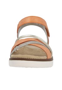 Sandale orange et argent avec plusieurs brides et une semelle intérieure beige rembourrée. Elle dispose d'une semelle blanche et d'une texture lisse.