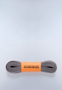 Harmaat punokset, jotka on kiinnitetty oranssilla tarralla, jossa on musta teksti "NAPAPIJRI". Sileä pinta, tasainen muoto.