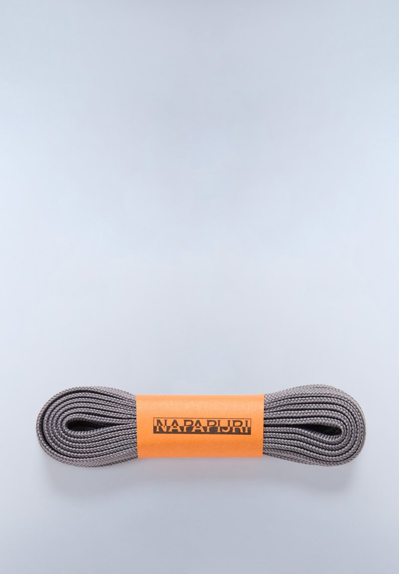 Cordones de zapato trenzados en gris asegurados con una etiqueta naranja que muestra "NAPAPIJRI" en texto negro. Textura suave, forma uniforme.
