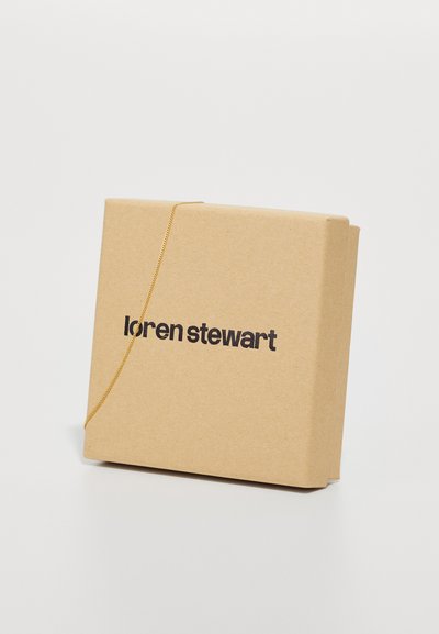 Braune Pappschachtel mit schwarzem "loren stewart" Branding, gesichert mit einem dünnen goldenen Draht. Glatte Textur, rechteckige Form.
