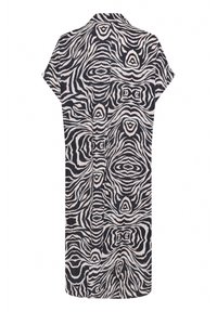 Abito camicia in tessuto leggero con una stampa astratta a zebra nera e crema, maniche corte e colletto.