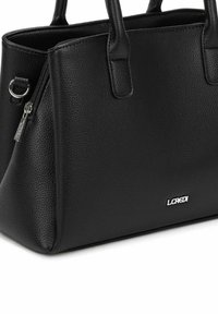 Borsa a mano sintetica nera con superficie testurizzata, due manici, chiusura superiore con zip e accessori in argento. Presenta un logo del marchio sul davanti.