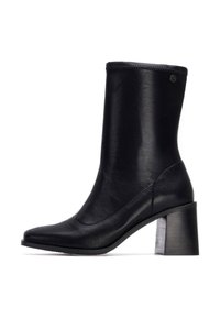 Bottine en cuir noir à bout pointu, texture lisse et talon épais. Caractéristiques d'un design élégant et d'un bord supérieur renforcé.