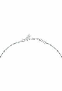 Bracciale in catena d'argento con chiusura a moschettone, lunghezza regolabile e un'etichetta circolare con un motivo a foglia. Finitura lucida, texture leggera.