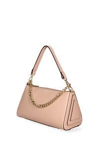 Borsa a tracolla in pelle rosa con finitura testurizzata, forma triangolare, dettagli neri e manico in catena dorata. Presenta una chiusura con zip sulla parte superiore.