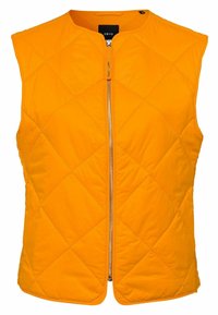 Gilet matelassé sans manches de couleur orange vif, avec une fermeture éclair à l'avant et une texture lisse. Aucune poche ni accent supplémentaire visible.