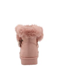 Roze enkellaarzen met een zacht nep-vacht kraag, een suede buitenkant, een platte zool en een gesp-accent aan de zijkant. Achteraanzicht toont een gladde textuur.