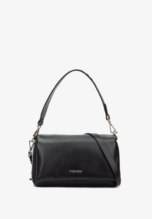 Bolso de cuero negro para el hombro con broches dorados, doble asa y un pequeño logo dorado "Pikolinos" en el centro del frente.