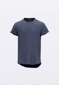 Tumši zilā īsā piedurkņu T-krekls ar apaļu izgriezumu kaklam, mīkstu tekstūru, nedaudz garāku aizmugures malu un smalku logotipu uz krūtīm.