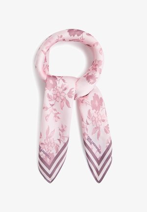 Ροζ μεταξωτό φουλάρι με λουλουδένια σχέδια και ριγέ άκρα, χαλαρά δεμένο, με την επωνυμία "Karl Lagerfeld" πάνω στο ύφασμα.