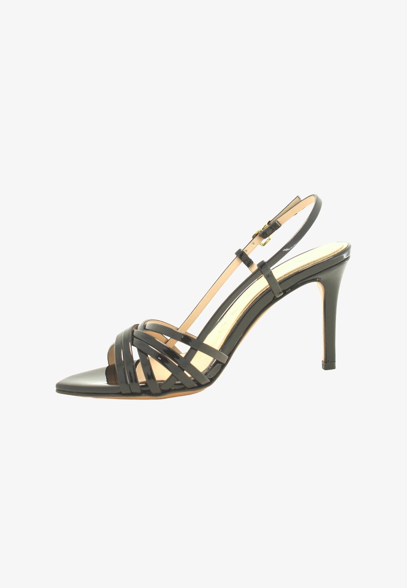 Sandale noire à talons hauts avec un design à lanières, bout ouvert et une bandoulière fine à la cheville avec boucle ajustable. Fini en vernis lisse.