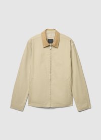 Giacca beige chiaro con colletto in camoscio color cuoio, zip frontale e tasche laterali. Presenta un design semplice a taglio dritto e una texture morbida.