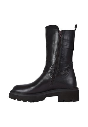 Stivaletto in pelle nera con zip laterale, texture liscia, punta tonda e suola in gomma spessa. Presenta una cintura orizzontale vicino alla caviglia.