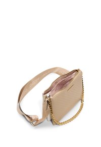 Beige punge i kunstlæder med struktureret overflade, guld kædedetalje og rem med "ALDO" logo. Pink mønstret indvendig. Lynlåslukning.