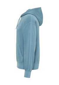 Hoodie en coton bleu avec une poche kangourou, capuche à cordon de serrage et poignets côtelés. Présente un logo discret dans le tissu. Texture lisse.