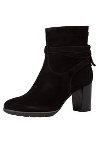 Stivale alla caviglia in suede nero con punta arrotondata, tacco a blocco alto, dettaglio con cintura avvolgente e superficie testurizzata. Suola in gomma resistente per una buona aderenza.