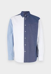 Camicia con bottoni e maniche lunghe, caratterizzata da un design diviso in azzurro chiaro e blu scuro, con taschino sul petto e colletto arrotondato.
