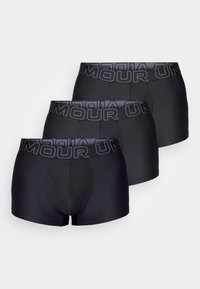 Drie paar zwarte boxershorts met een gladde structuur en een elastische tailleband met het verhoogde "Under Armour" logo in grijs.