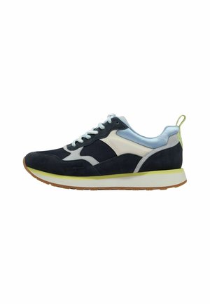 Sneaker in suede e mesh di colore blu navy, con accenti azzurri, sovrapposizioni cream e suola verde. Presenta punta rotonda e design con lacci.
