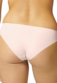 Lichtroze naadloze bikini slip, zachte stof, laag uitgesneden ontwerp, gladde textuur, minimalistische vorm, geen zichtbare hardware of accenten.