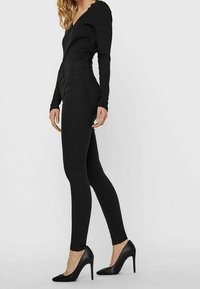 Vero Moda Vaqueros pitillo - black