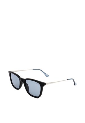 Occhiali da sole neri con montatura quadrata, aste in metallo argentato e punte curve blu, lenti con tintura grigio scuro.