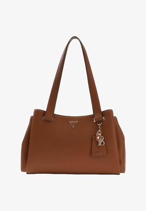 Sac à main en cuir marron avec deux poignées courtes, ferrures argentées et accents de logo. Comprend un porte-bonheur et une étiquette attachée à une poignée.