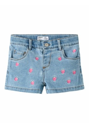 Jasnoniebieskie szorty dżinsowe z różowymi nadrukami truskawek, przedni guzik, szlufki na pasek i dwie przednie kieszenie.