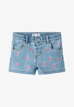 Lyseblå denimshorts med lyserøde jordbærprints, forreste knap, bæltestropper og to forlommer.