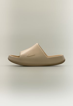 Бежова сандалия Nike с релефна подметка и малко лого NIKE swoosh, вдълбано отстрани.