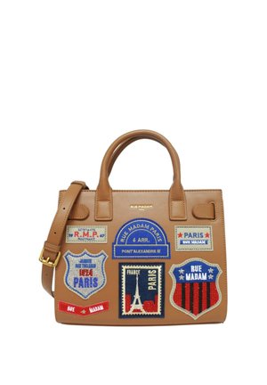Borsa color cuoio con manici superiori e tracolla, decorata con toppe ricamate colorate a tema Parigi che includono la Torre Eiffel e cartelli stradali.