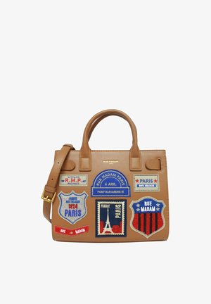 Borsa color cuoio con manici superiori e tracolla, decorata con toppe ricamate colorate a tema Parigi che includono la Torre Eiffel e cartelli stradali.