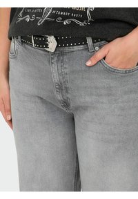 Sivi jeans z denima z gladko teksturo, s sproščenim krojem, sprednjimi žepi in črnim pasom s konicami ter srebrno spono.