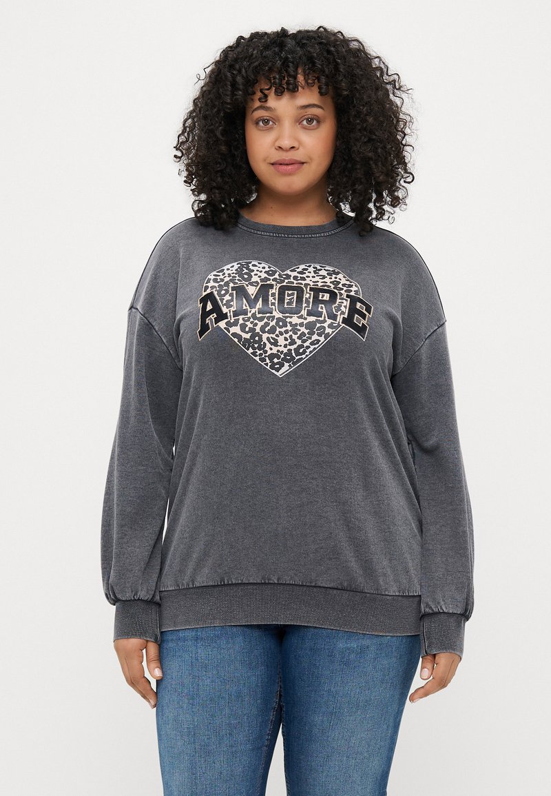 Sweatshirt cinza com um coração em padrão de leopardo e texto "AMORE". Apresenta um decote redondo e punhos canelados, feito de um tecido suave.