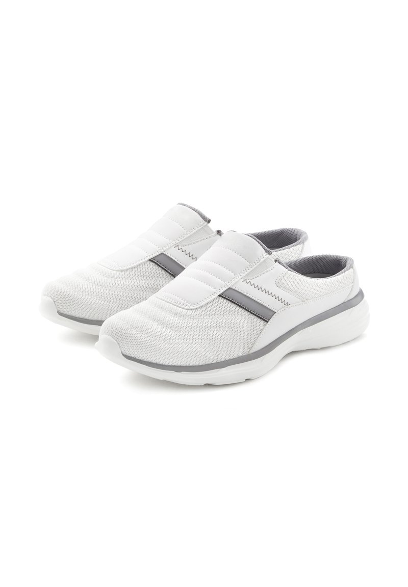 Slip-On-Schuhe mit einem weißen und grauen Design, ausgestattet mit einem strukturierten Obermaterial, gepolsterten Bereichen und einer flexiblen Gummisohle.
