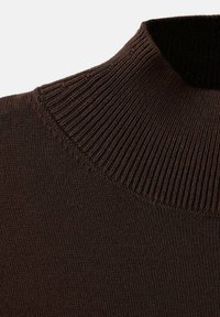Suéter de cuello alto de color marrón oscuro con cuello acanalado y textura suave. La tela parece suave y ligera.
