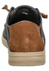 Calzature con tomaia in tessuto blu navy e tacco in suede marrone chiaro. Presentano una suola in gomma testurizzata e un cordino per il sollevamento sul retro.